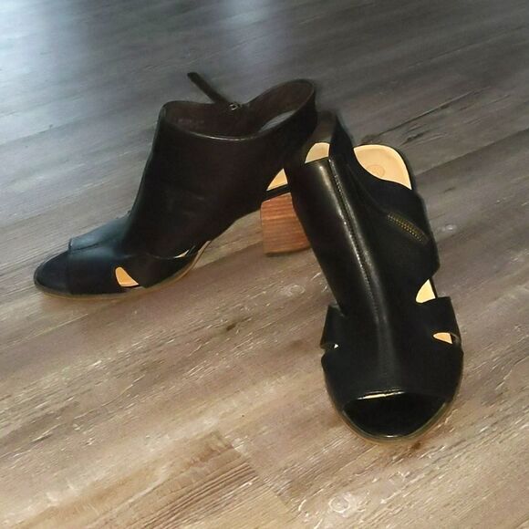 Bella Vita Shoes - Bella-Vita black peektoe leather heeled shoes